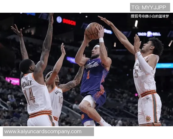 布克半场表现出色10投6中斩获15分并罚球全中助力球队稳定火力 布克半场表现出色10投6中斩获15分并罚球全中助力球队稳定火力